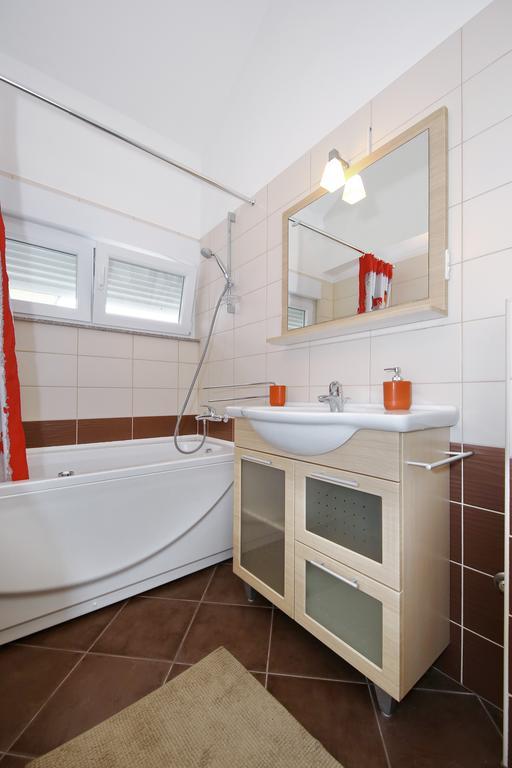 Apartments Matkovic Sveti Filip i Jakov Ngoại thất bức ảnh